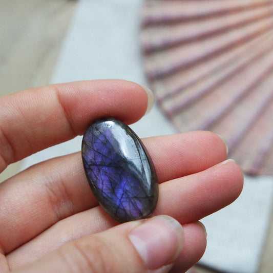 Lila Labradorit Cabochon ~ 16ZX
