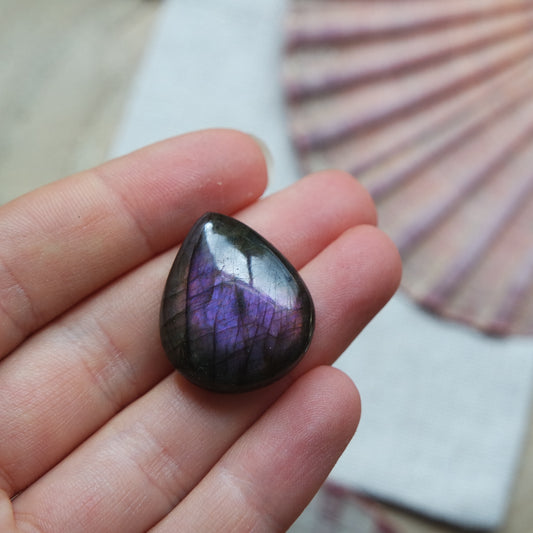 Lila Labradorit Cabochon ~ 16ZT