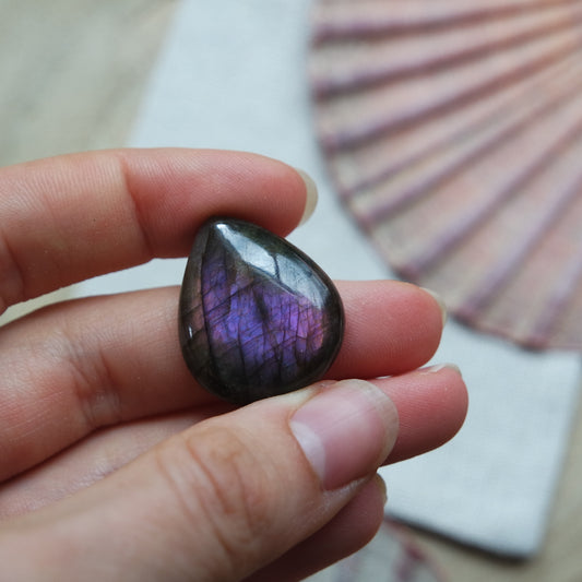 Lila Labradorit Cabochon ~ 16ZT