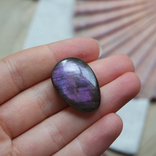 Lila Labradorit Cabochon ~ 16ZS
