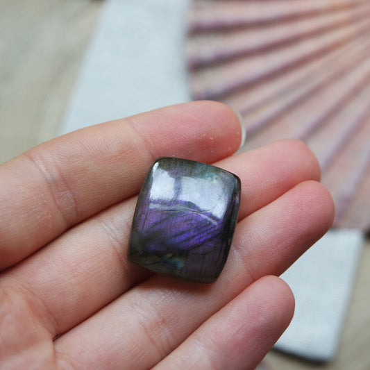 Lila Labradorit Cabochon ~ 16ZQ