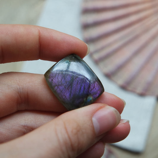 Lila Labradorit Cabochon ~ 16ZQ