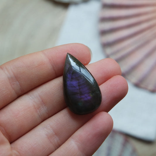 Lila Labradorit Cabochon ~ 16Zi