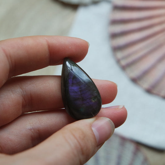 Lila Labradorit Cabochon ~ 16Zi
