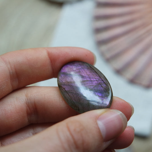 Lila Labradorit Cabochon ~ 16ZF