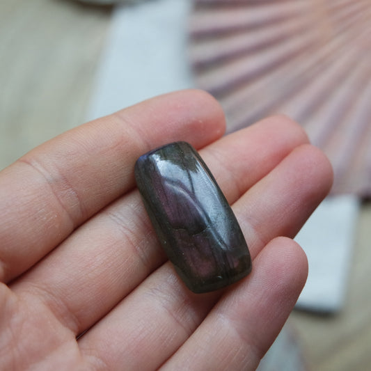 Lila Labradorit Cabochon ~ 16ZD