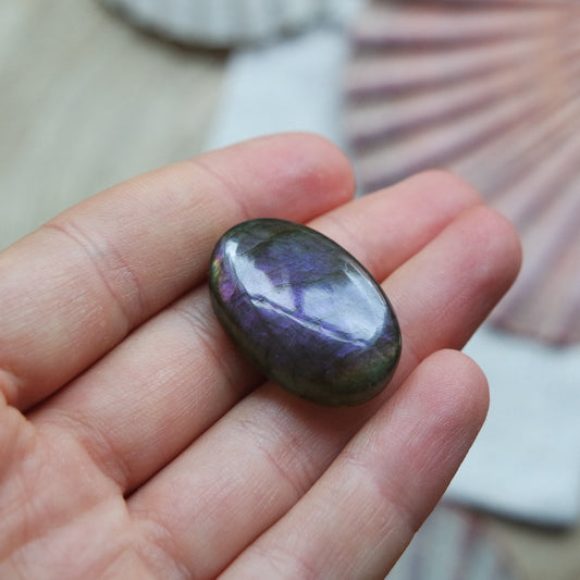 Lila Labradorit Cabochon ~ 16ZA