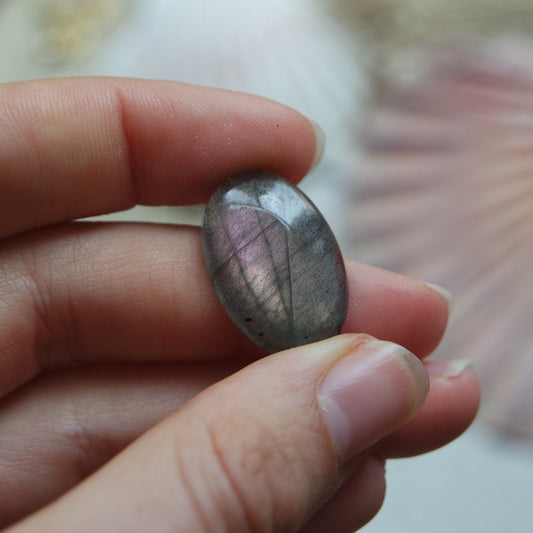 Lila Labradorit Cabochon ~ 7XF