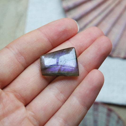 Lila Labradorit Cabochon ~ 7XP