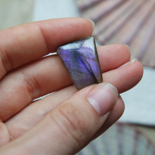 Lila Labradorit Cabochon ~ 7XP