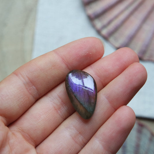 Lila Labradorit Cabochon ~ 7XQ