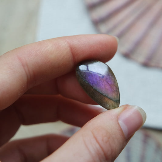 Lila Labradorit Cabochon ~ 7XQ