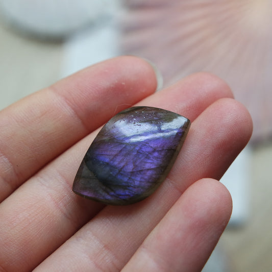 Lila Labradorit Cabochon ~ 12XP