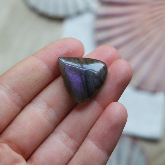 Lila Labradorit Cabochon ~ 12XV