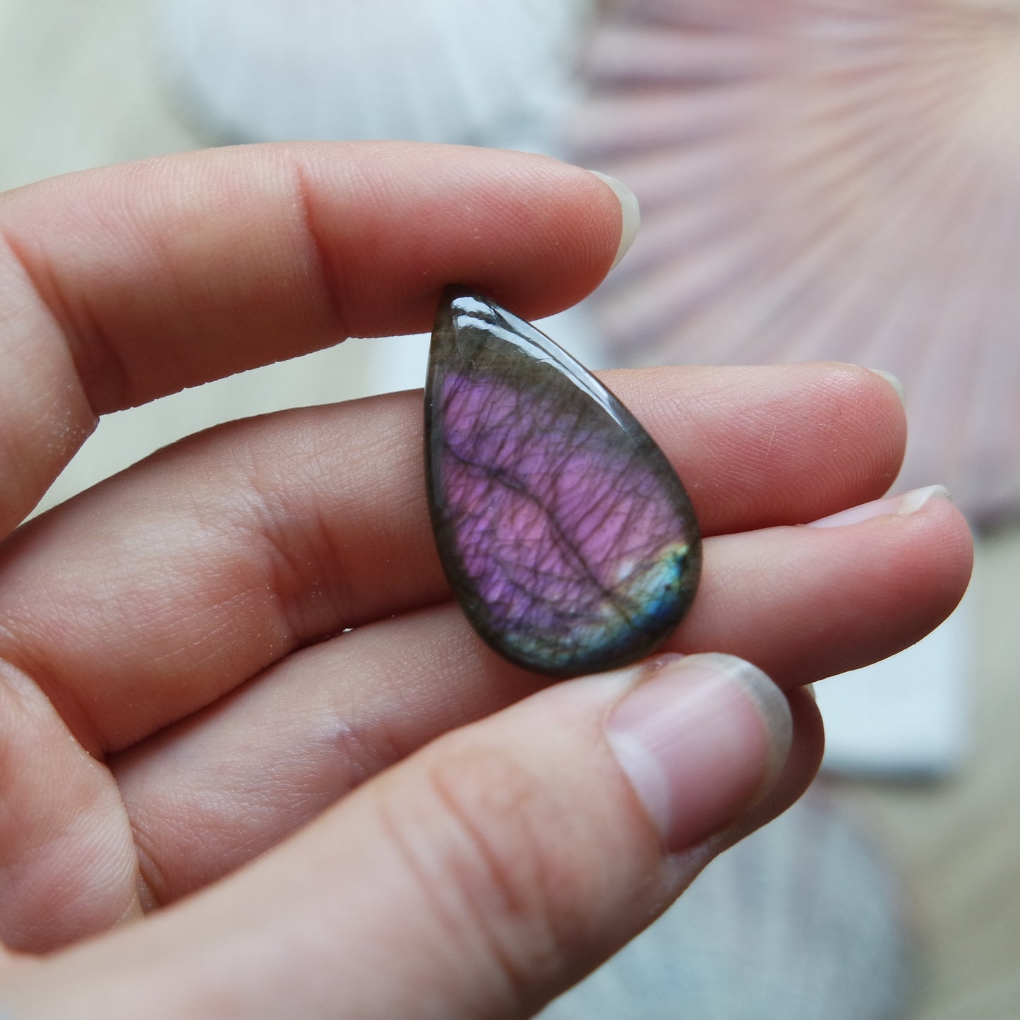 Lila Labradorit Cabochon ~ 12Yj