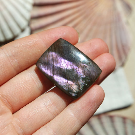 Lila Labradorit Cabochon ~ 26Y