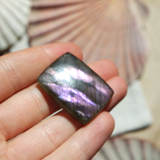 Lila Labradorit Cabochon ~ 26Y