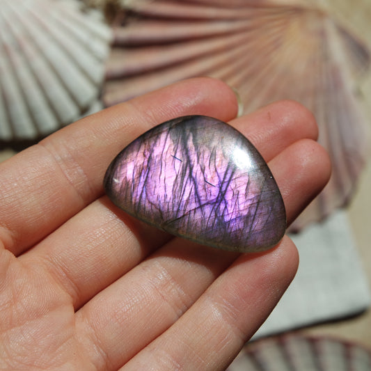 Lila Labradorit Cabochon ~ 26Yj