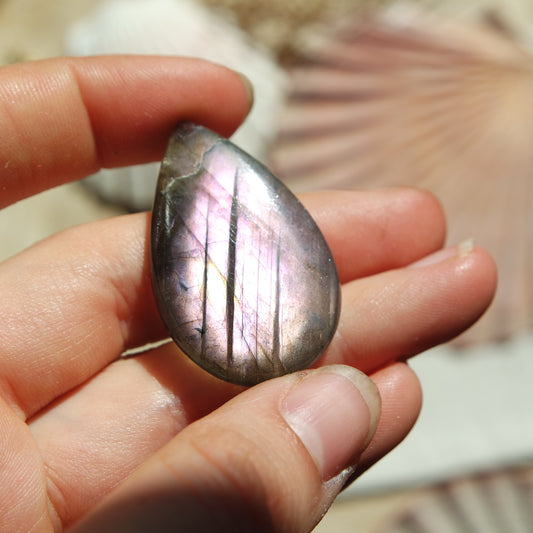 Lila Labradorit Cabochon ~ 24ZO