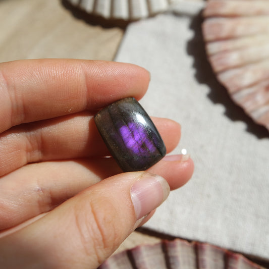 Lila Labradorit Cabochon ~ 12VA