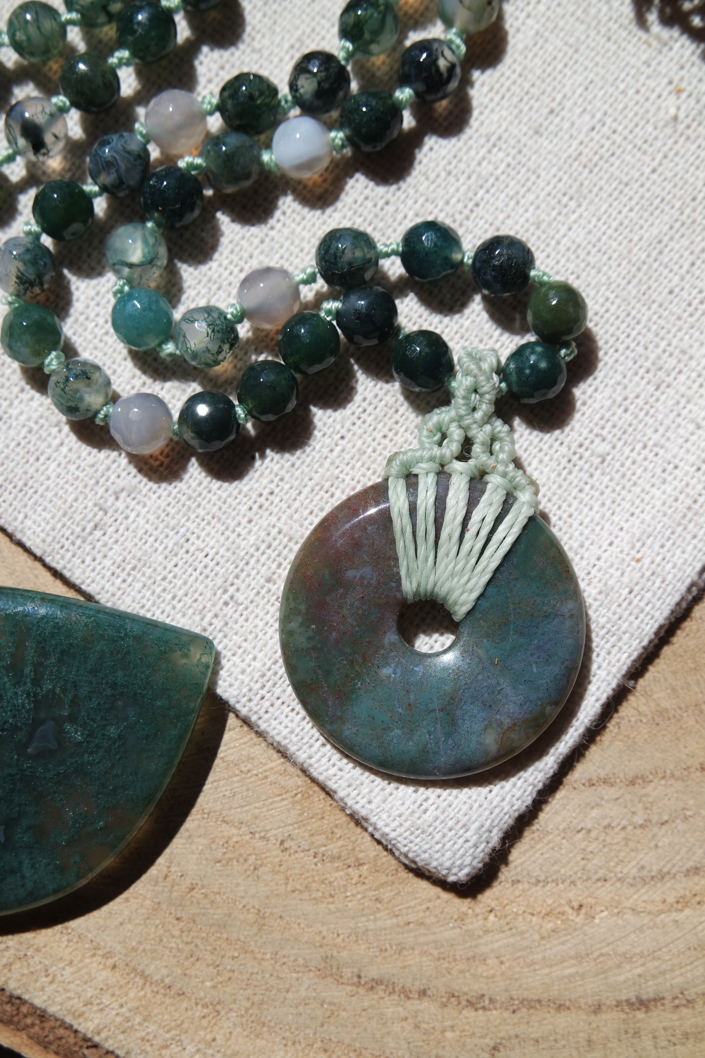 Spirituelle Gebetskette Mala aus Moosachat-Steinen