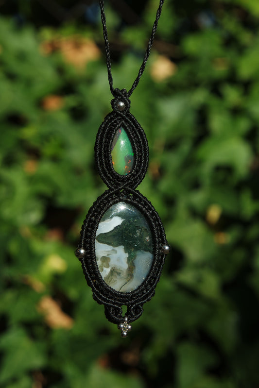 Schwarze Makramee Kette mit Edelstahlelementen und Natursteinen