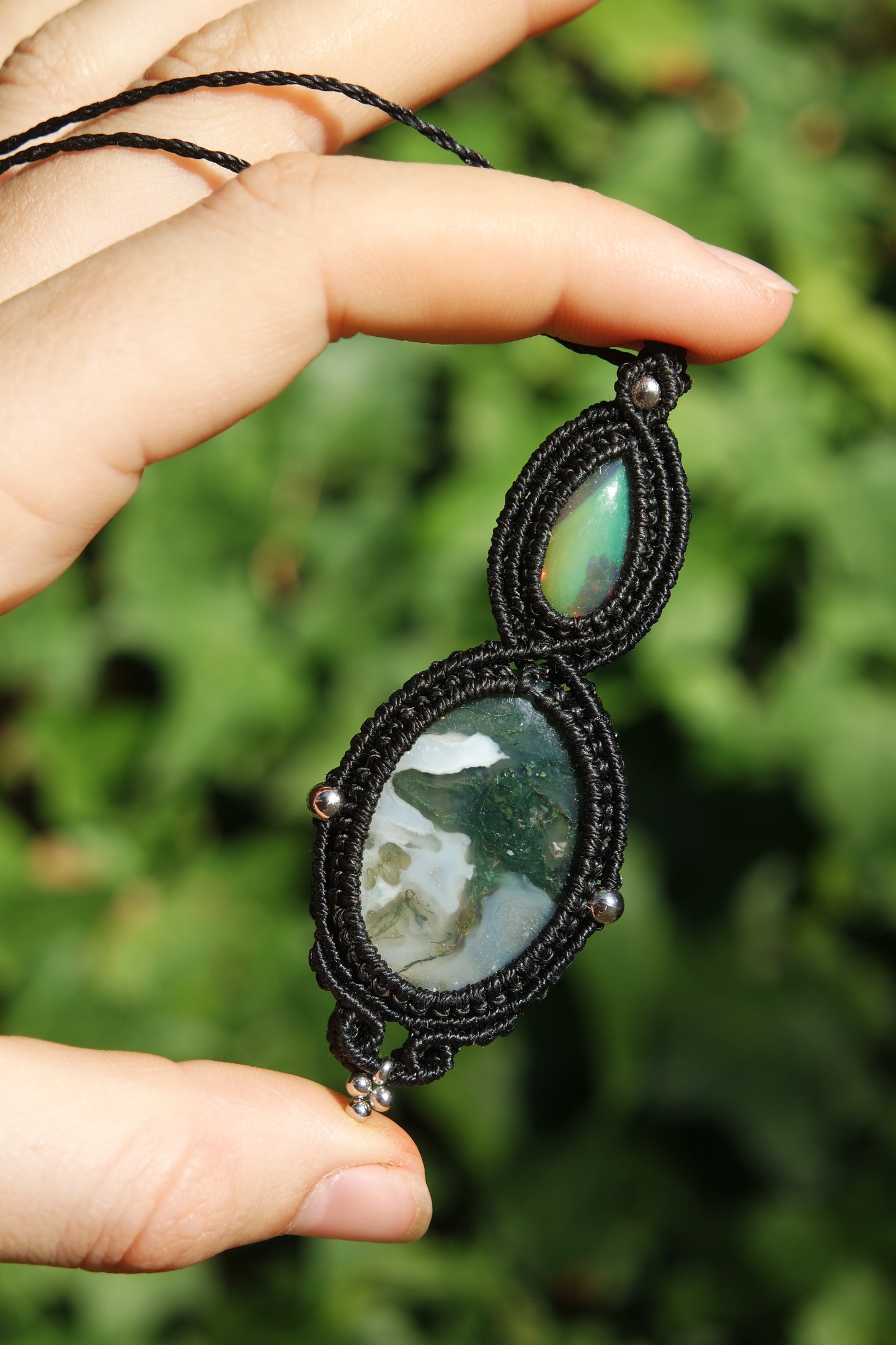 Opal mit irisierendem Farbspiel in handgeknüpftem Makramee