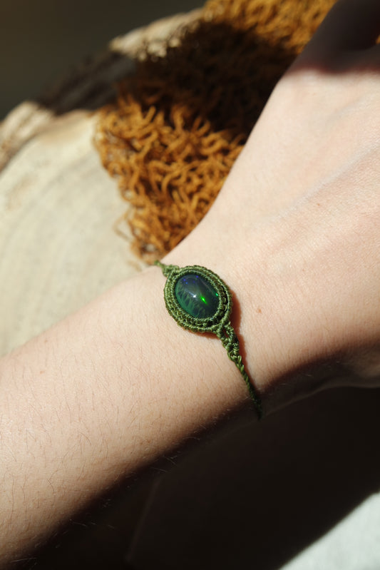 Makramee Armband mit geräuchertem Opal in Moosgrün
