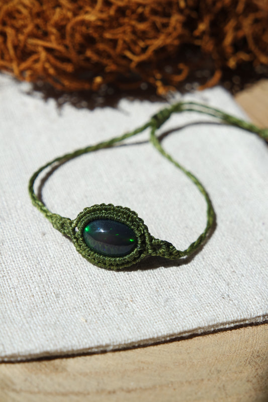Nahaufnahme Opal Armband in grünem Garn