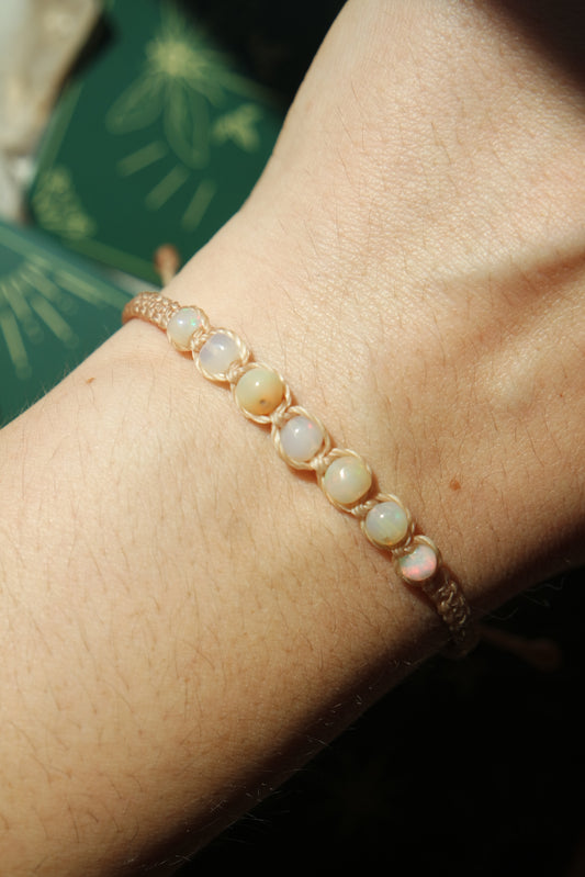 Zartes Makramee Armband beige mit Opal-Perlen