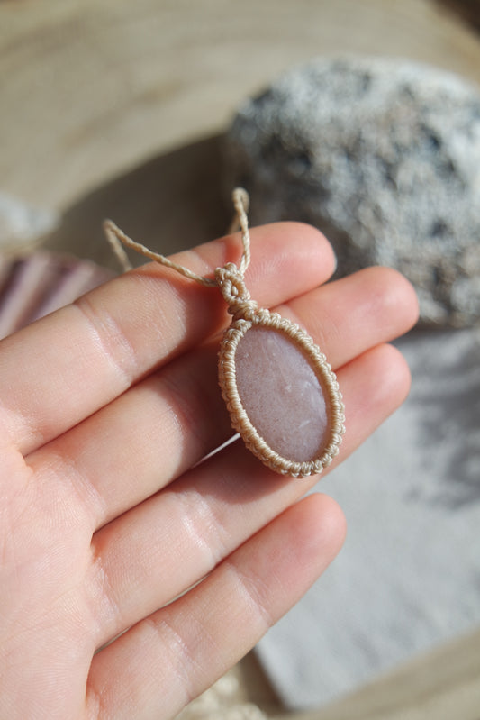 Makramee Kette „Rosentau“ mit roséfarbenem Mondstein