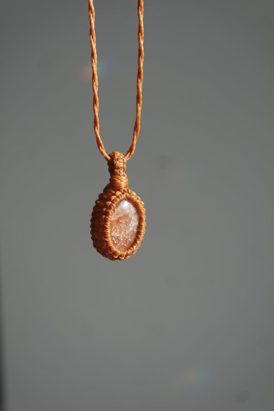 Sonnenstein Makramee Kette ~ SONNENHERZ