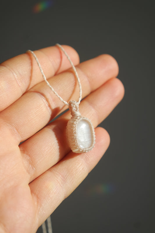 Makramee Kette „Mondlicht“ mit weißem Mondstein