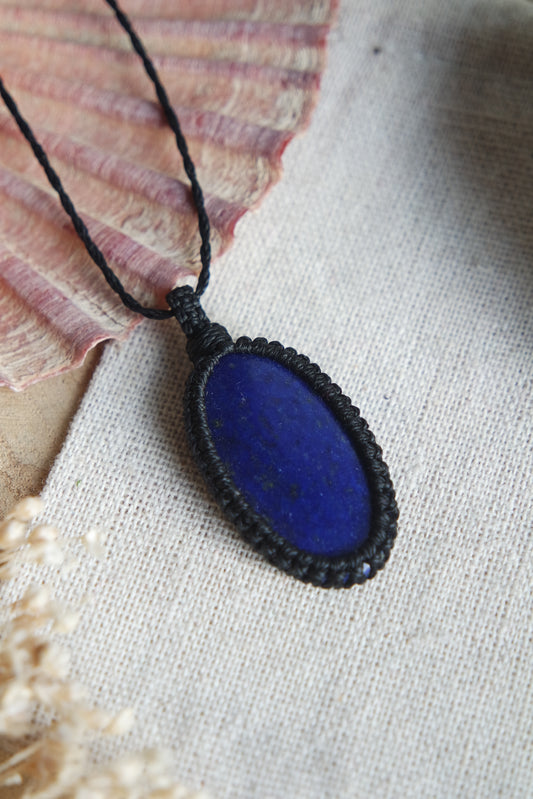 Lapislazuli Anhänger in dunklem Makramee