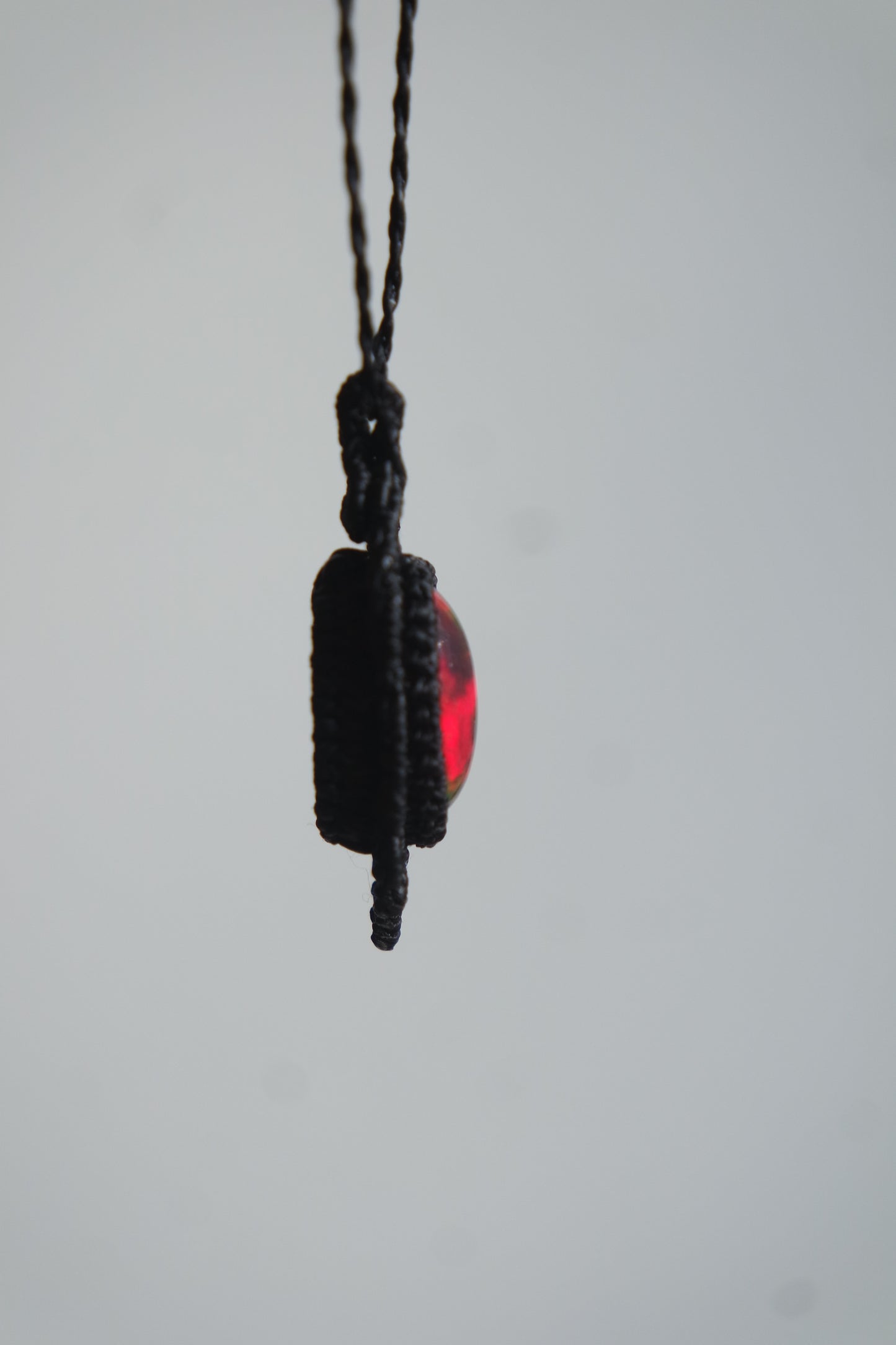 Handgeknüpfte Kette mit dunklem Edelstein