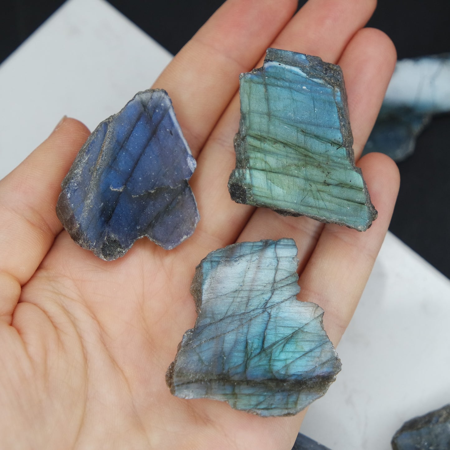 Labradorit Stück blau
