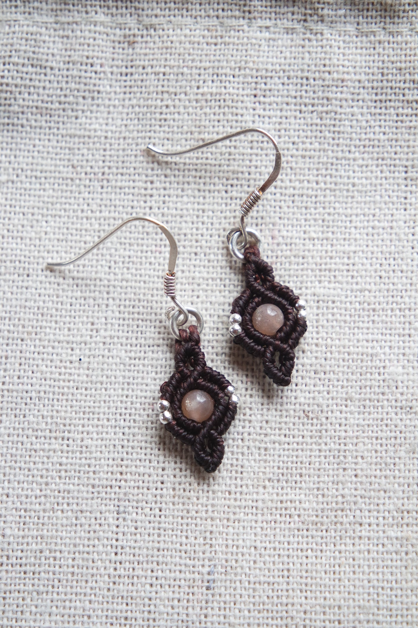 Mondstein Makramee Ohrringe ~ BRAUN