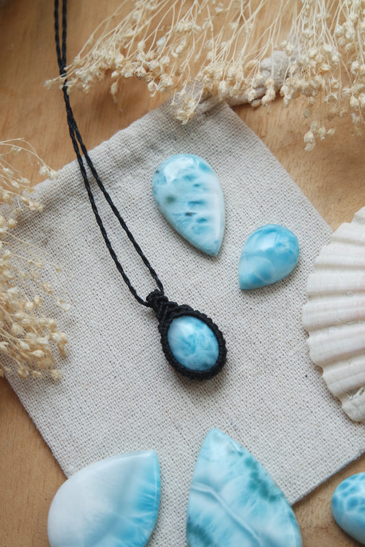 Hellblauer Larimar Anhänger schwarze Makramee Fassung