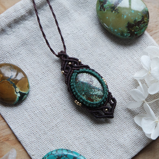 Makramee-Kette ‚Windfrau‘ mit ovalem Türkisstein – am Hals getragen, in natürlichem Tageslicht fotografiert
