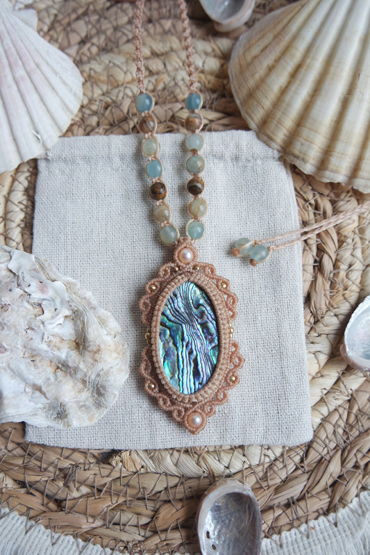 Handgeknüpfte Makramee Kette Ankommen mit Abalone und blauem Onyx.