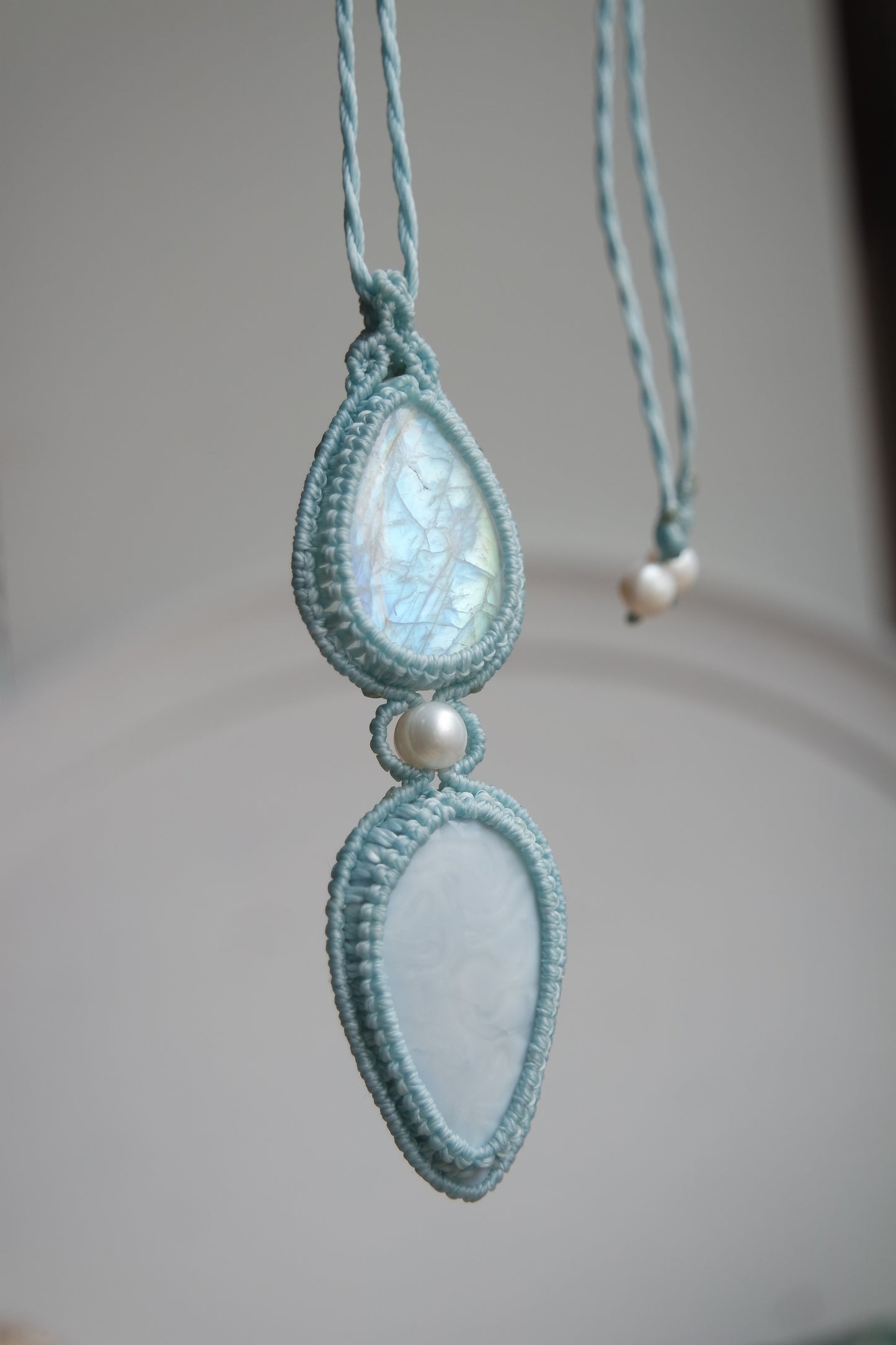 Zweiteilige Naturstein Kette mit weißem Labradorit, blauem Opal und Süßwasserperle.