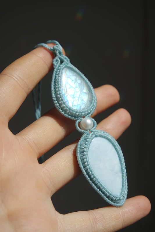 Boho Makramee Kette mit Natursteinen und verstellbarem Schiebeknoten.