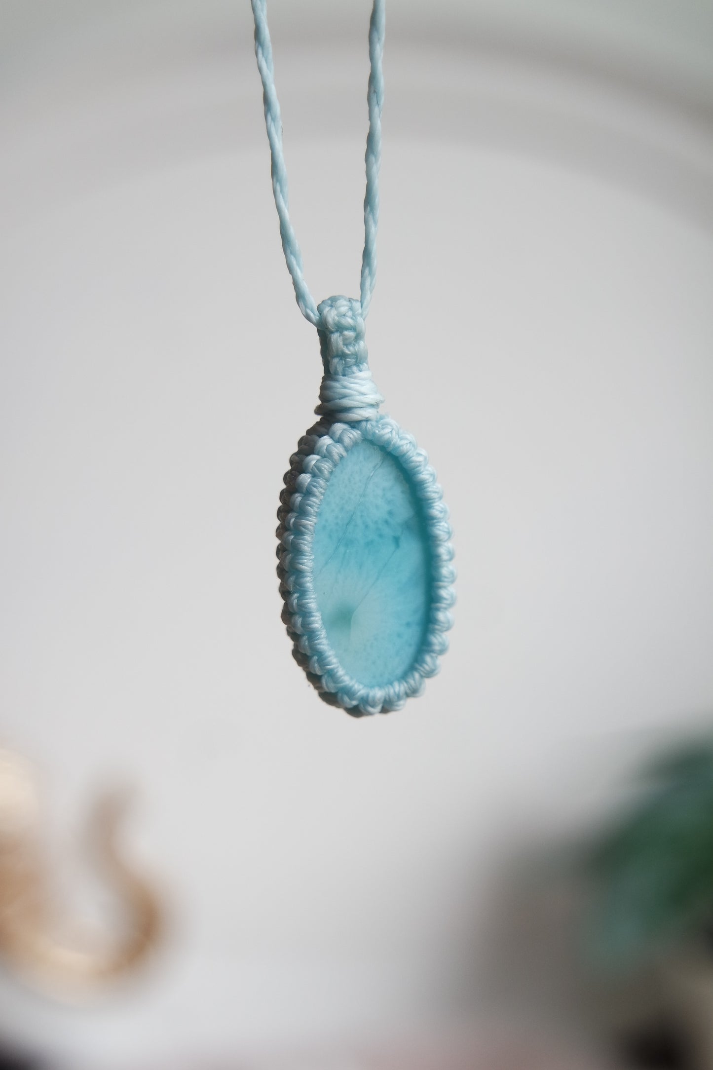 Detailaufnahme der Makramee Kette „Hoffnung“ mit Larimar.