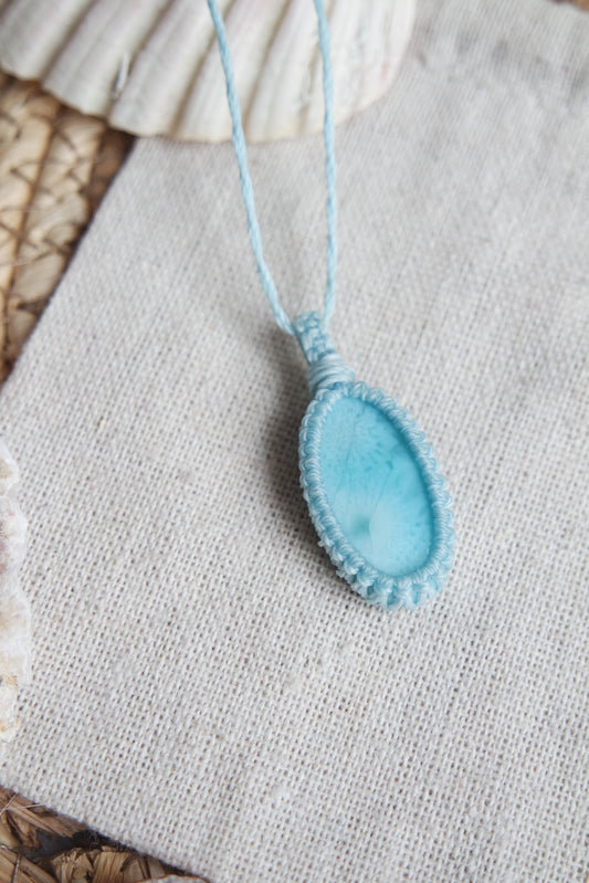Larimar Kette in hellblauer Makrameefassung auf Leinenstoff.