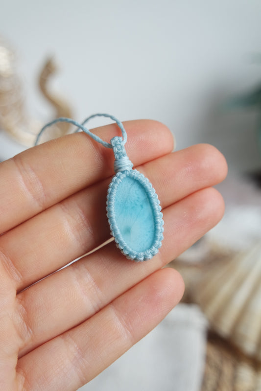 Handgeknüpfte Makramee Kette „Hoffnung“ mit echtem Larimar.