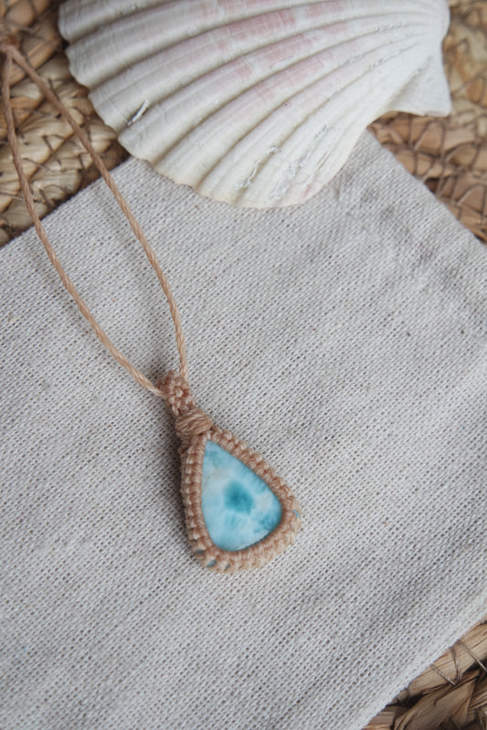 Handgefertigte Naturstein Kette mit Larimar aus der Kollektion „Zwischen Wellen und Wurzeln“.