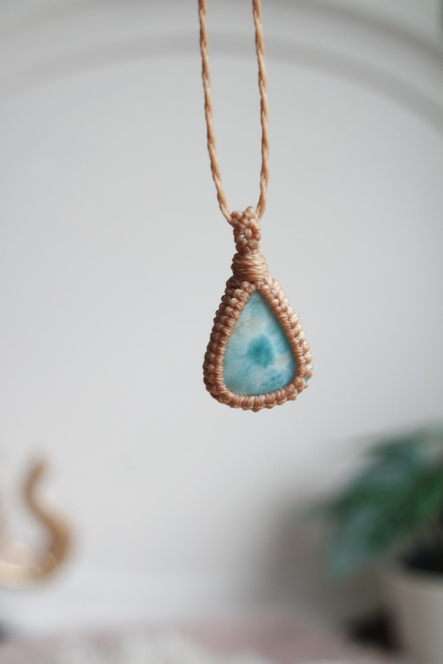 Makramee Kette mit Larimar und verstellbarem Schiebeknoten aus Handarbeit.