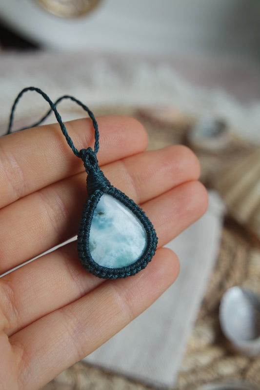 Larimar Kette mit dunkelblauer Makrameefassung in Nahaufnahme.