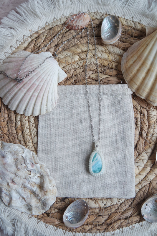 Handgeknüpfter Larimar Anhänger mit weißer Makrameefassung und S.STEEL-Kette.