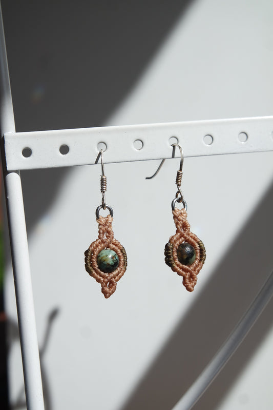 Tragebild der Makramee-Ohrringe ‚Lichtkuss‘ – zarte Türkisperlen am Ohr, ideal für Alltag und Rituale